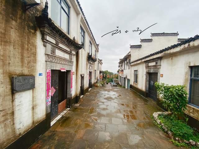 1900年的上海,南京路的店铺只有两层,洋女人穿汉服逛街引人注目
